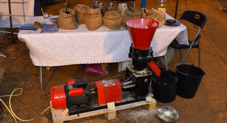 Exposição de máquina de produção de ração para peixes